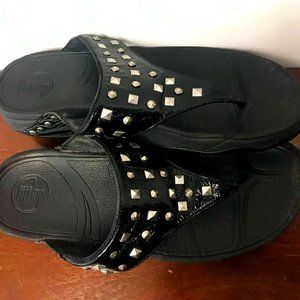 Fitflop black genuine patent leather silver studded thong sandal 9